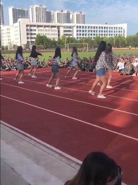 军训跳舞吃瓜网站,吃瓜网站见证成长瞬间