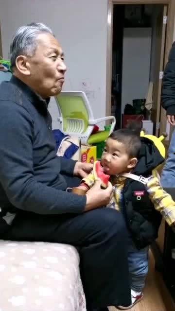 爷爷带孩子吃瓜,甜蜜瓜果共享温馨时光