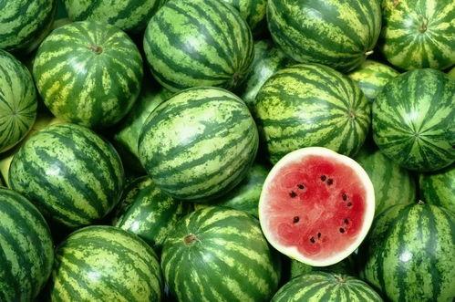 男人梦到买卖西瓜吃瓜,男子梦游西瓜买卖，尽享甜蜜瓜果盛宴