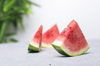 男人梦到买卖西瓜吃瓜,男子梦游西瓜买卖，尽享甜蜜瓜果盛宴