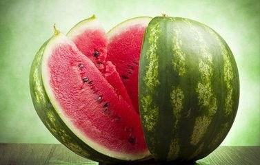 男人梦到买卖西瓜吃瓜,男子梦游西瓜买卖，尽享甜蜜瓜果盛宴