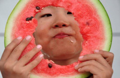 瓜娃吃西瓜,夏日里的欢乐时光