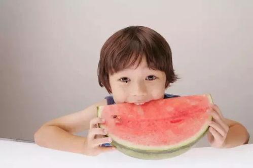 瓜娃吃西瓜,夏日里的欢乐时光