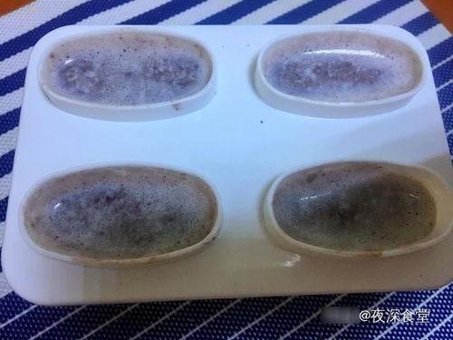 吃冰冻红豆蜜瓜,冰冻红豆蜜瓜，甜蜜解渴尽享清凉时光