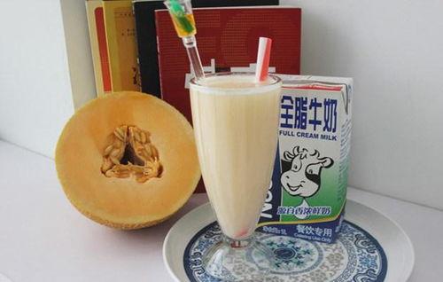 吃哈密瓜牛奶,夏日消暑新宠，美味与营养兼得