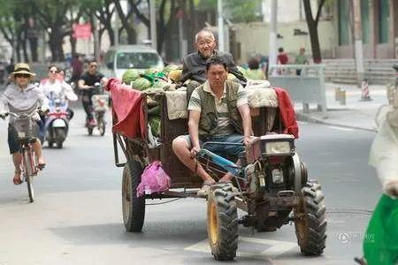 摆摊吃瓜的图片大全,摆摊吃瓜，人间烟火气